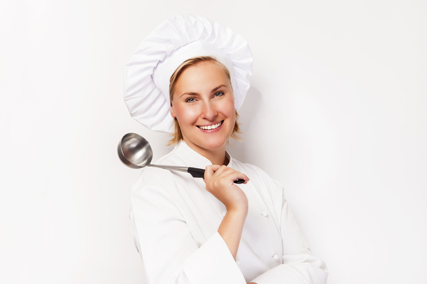 Mladá žena šéfkuchař drží naběračku, usmívá. - Fotografie, Obrázek