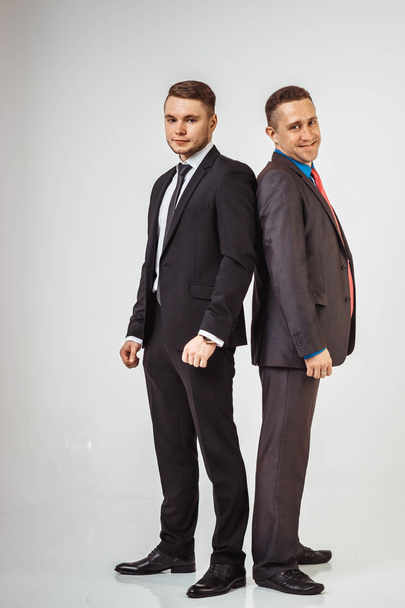 Двое бизнесменов стоят спиной к спине, изолированные
 - Фото, изображение