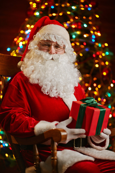 Санта Клаус з подарунковою коробкою
 - Фото, зображення