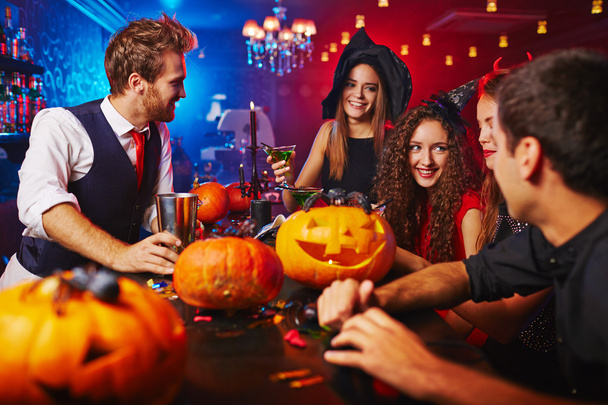 Маскированные люди, празднующие Хэллоуин
 - Фото, изображение