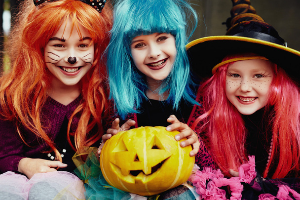 Groep van meisjes in Halloween kostuums - Foto, afbeelding
