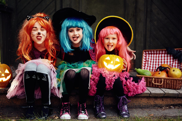 Mädchen in Halloween-Kostümen mit Zungenschlägen - Foto, Bild