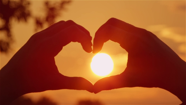 Közelről: Hogy a szív körül a sun kezével - Felvétel, videó