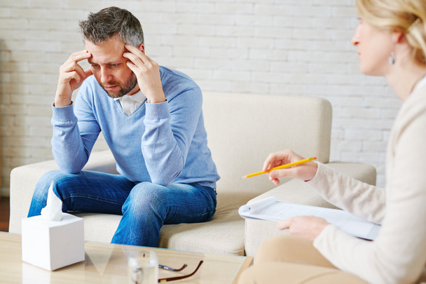 Hombre estresado visitando a su psicólogo
 - Foto, imagen