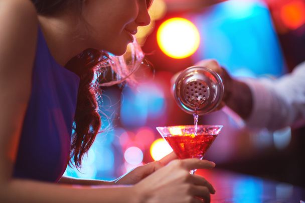 Lány keresi a martini pohár - Fotó, kép