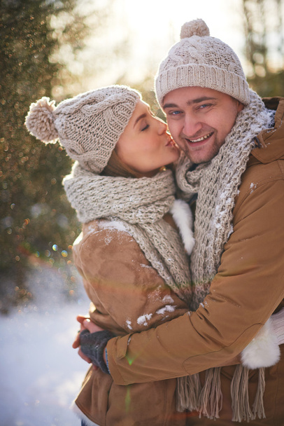 Jeune couple amoureux en hiver
 - Photo, image