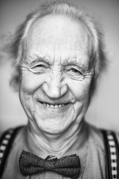 Elegante hombre mayor con pajarita
 - Foto, imagen