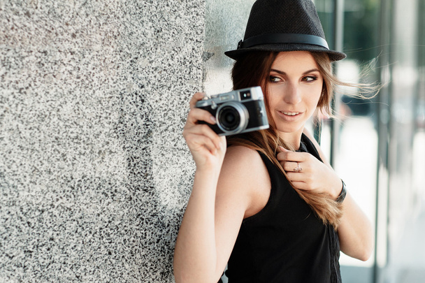 girl  photographs  with the mirrorless digital camera - Foto, afbeelding