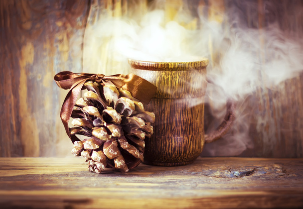 Кубок з гарячою кавою і конус хвойних дерев - Фото, зображення