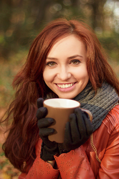 Young woman with cup of tea - Φωτογραφία, εικόνα