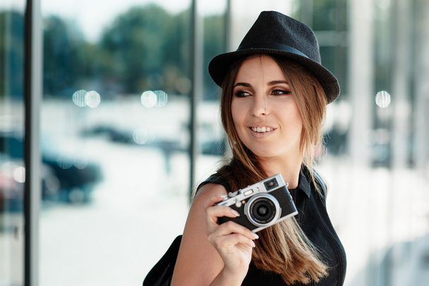 the girl with the mirrorless digital camera. - Photo, Image