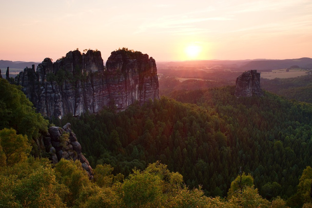 Populaire klimmers resort in Saksen park, Duitsland. Scherpe zandstenen rotsen boven diepe vallei. - Foto, afbeelding