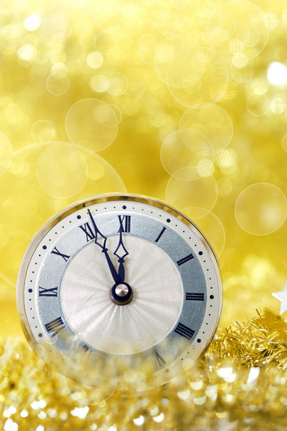 Feliz Año Nuevo. Reloj viejo sobre fondo abstracto amarillo
 - Foto, imagen