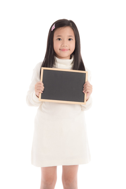 Aranyos ázsiai lány fehér garbó ruha gazdaság tábla - Fotó, kép