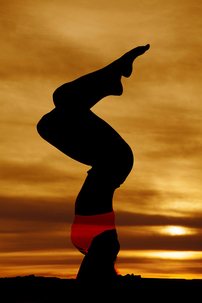 silhouette de fille gymnaste en plein air
 - Photo, image