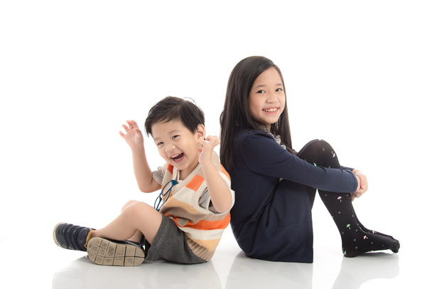 Due felici bambini asiatici seduti e appoggiati su ogni othe
 - Foto, immagini