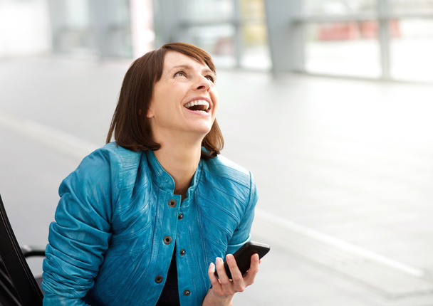 Uśmiechający się średniej wieku kobieta z telefonów komórkowych - Zdjęcie, obraz