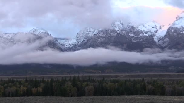 Wschód Alpenglow i chmury nad Tetons - Materiał filmowy, wideo