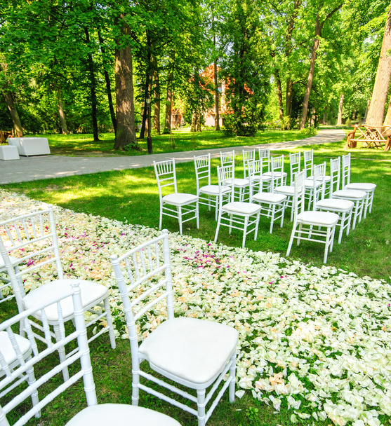 Chaises de mariage installées avant la cérémonie
 - Photo, image