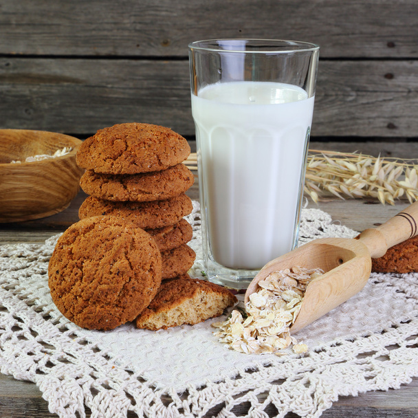 Oatmeal cookies and milk - Foto, afbeelding