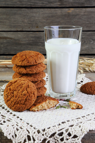 Oatmeal cookies and milk - Φωτογραφία, εικόνα