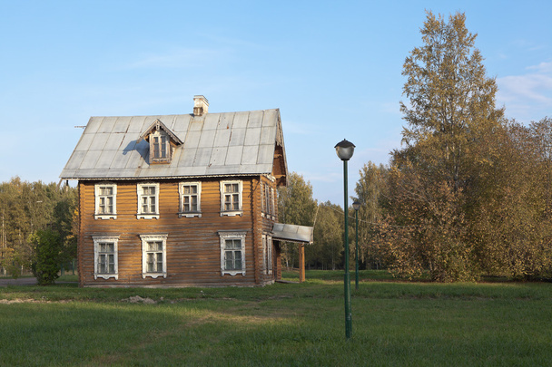 Casa en el estilo "ruso" en el edificio de caballería. Oranienbaum. Rusia
. - Foto, Imagen