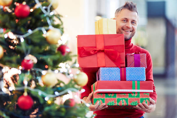 man with christmas presents - Foto, afbeelding