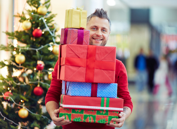 мужчина с рождественскими подарками
 - Фото, изображение