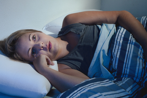 de wanorde van de slaap, slapeloosheid. jonge blonde vrouw liggend op het bed aw - Foto, afbeelding