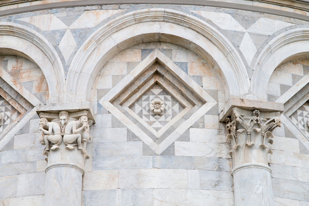 Capiteles de Pisa torre inclinada uno con monos el otro corin
 - Foto, Imagen
