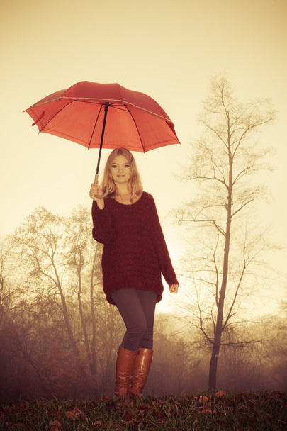 woman with umbrella relaxing - Fotografie, Obrázek