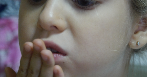 Verliezen Tooth wiebelende Tooth Kid's heeft mond dicht omhoog van het meisje gezicht dicht op ogen meisje geopend haar mond en haar tand door vinger aanraken haar tanden schudden - Video