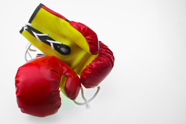 Красные кожаные боксерские перчатки изолированы, Боксерские перчатки задний план, популярный вид спорта для бойцов
. - Фото, изображение