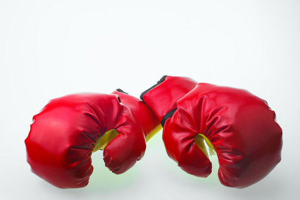 Guantes de boxeo de cuero rojo aislados, fondo de guantes de boxeo, deporte popular para luchadores
. - Foto, imagen