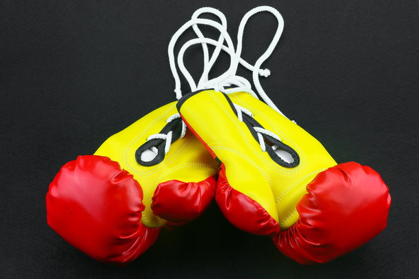 Красные кожаные боксерские перчатки изолированы, Боксерские перчатки задний план, популярный вид спорта для бойцов
. - Фото, изображение