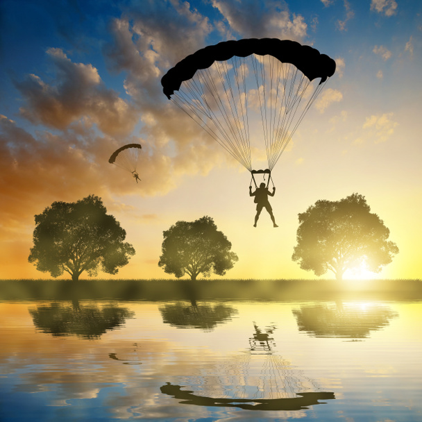 Paraquedismo silhueta aterragem pára-quedista
 - Foto, Imagem
