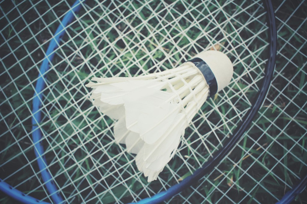 Shuttlecocks com raquete de badminton na grama verde
 - Foto, Imagem