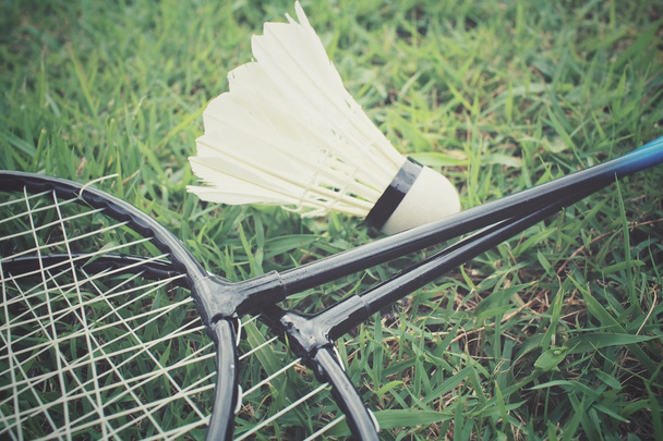 Lotki z rakiety do badmintona na zielonej trawie - Zdjęcie, obraz