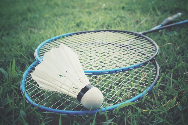 Opeřené s Badmintonové rakety na zelené trávě - Fotografie, Obrázek