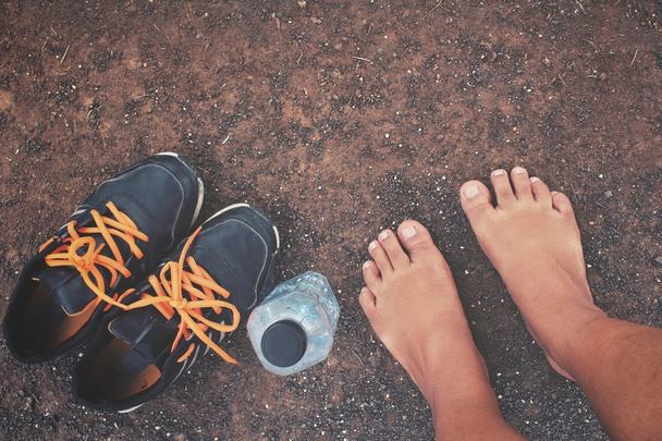 Selfie, a láb és a sport cipő, vizet inni - Fotó, kép