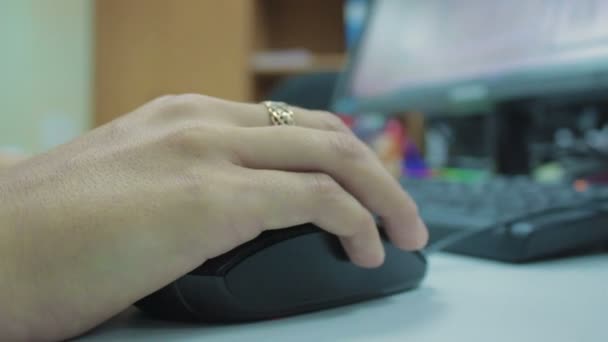 Nő kattintson a vezeték nélküli egér - Felvétel, videó