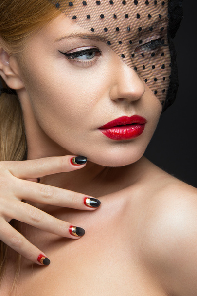 Beautiful girl with a veil, evening makeup, black and red nails. Design manicure. Beauty face. - Foto, immagini