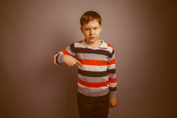 poika teini-ikäinen eurooppalainen ulkonäkö ruskea uurteinen kasvot ja näyttää t
 - Valokuva, kuva