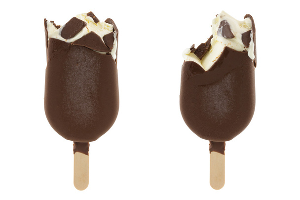 Crème glacée à la vanille recouverte de chocolat
 - Photo, image