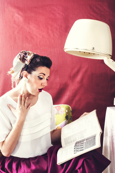 vintage housewife reads magazine in in Beauty salon - Zdjęcie, obraz