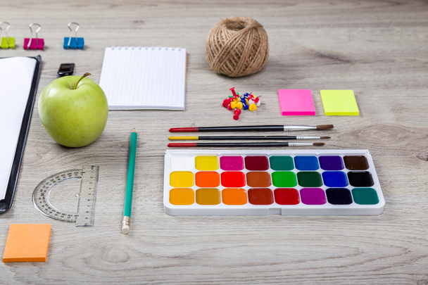 σχολικά είδη με μολύβια, χάρακες και χρώμα - Φωτογραφία, εικόνα