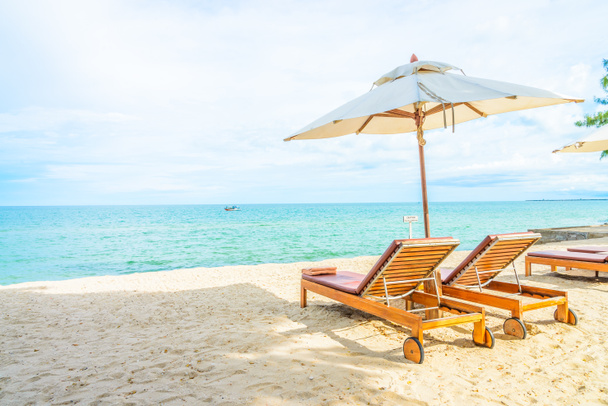 ombrellone e sedie sulla spiaggia
 - Foto, immagini