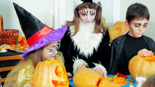 Gyerekek Halloween jelmezek vágás sütőtök - Felvétel, videó