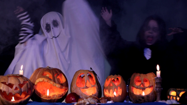 Fantasmas espeluznantes asustándose en Halloween
 - Imágenes, Vídeo