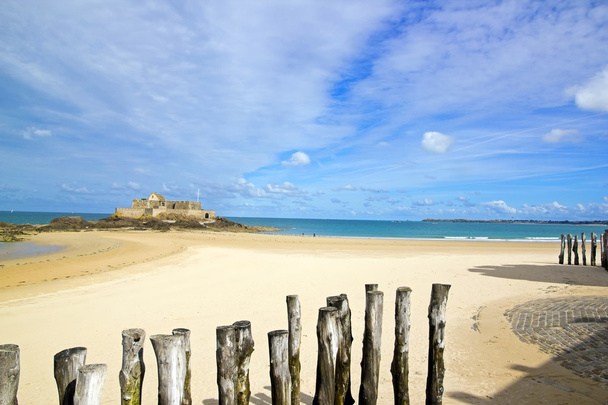 Сен-Мало, пляж во время отлива и национальная крепость (Британия, Франция)
) - Фото, изображение